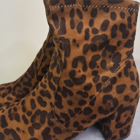 Stylish Leopard Print Ankle Boots Size 9.5 - Picture 2 of 7
